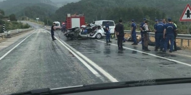 Antalya'da trafik kazas: 2 l, 4 yaral