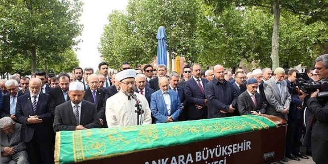 Eski Bakan Ayhan iin cenaze namaz klnd