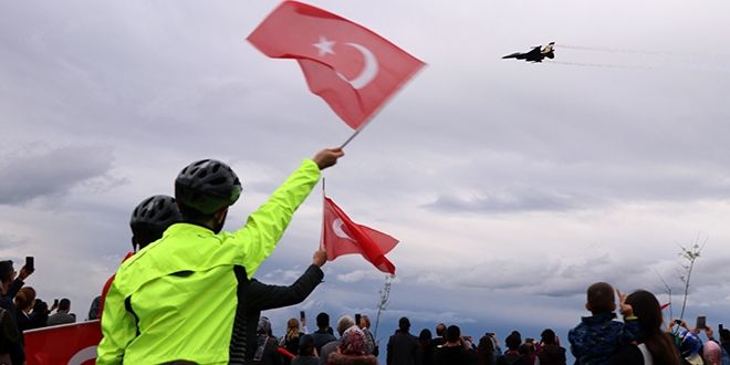 TSK'nn gsteri ekibi SOLOTRK adeta nefes kesti