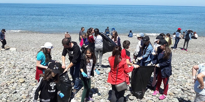 Cumhuriyet Ortaokulu rencileri plaj temizledi
