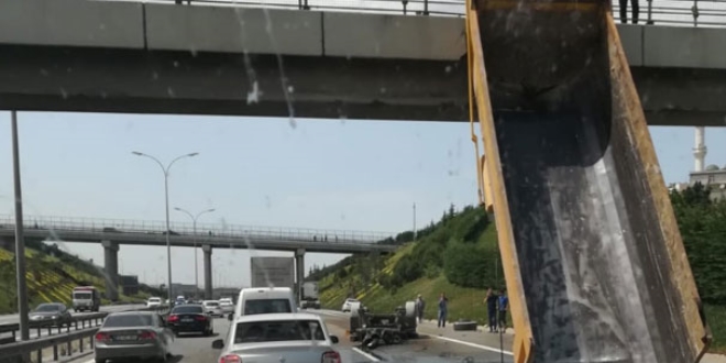 stanbul'da damperi ak kalan kamyon trafii fel etti