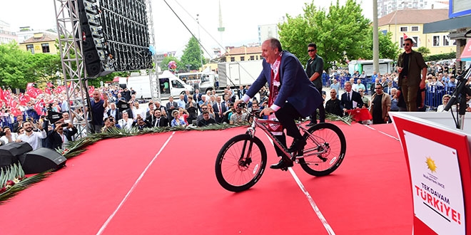 Muharrem nce'ye Samsun'da 'bisiklet' hediye edildi