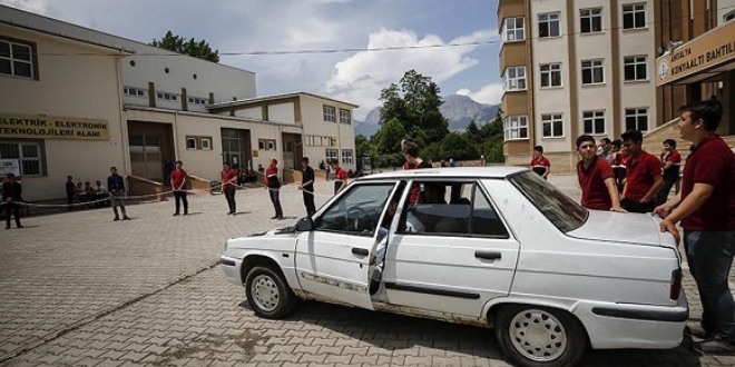 Liselilerin 'uzatma kablosu'yla alan arac test srnde