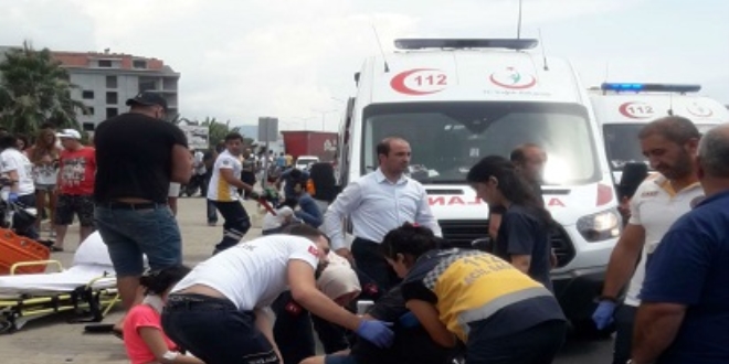 Alanya'da midibs ile kamyon arpt: 15 yaral