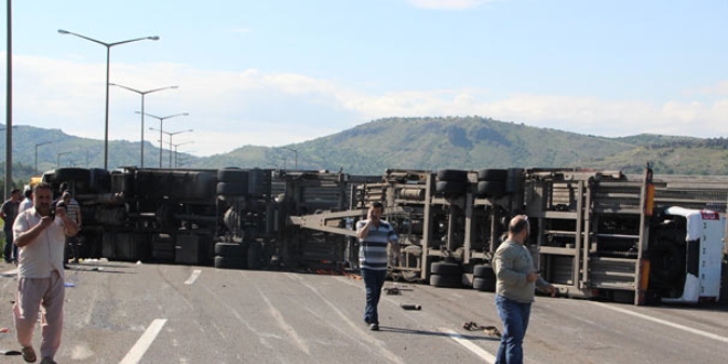 Bakent'te sfr ara tayan TIR devrildi! Hepsi hurdaya dnd