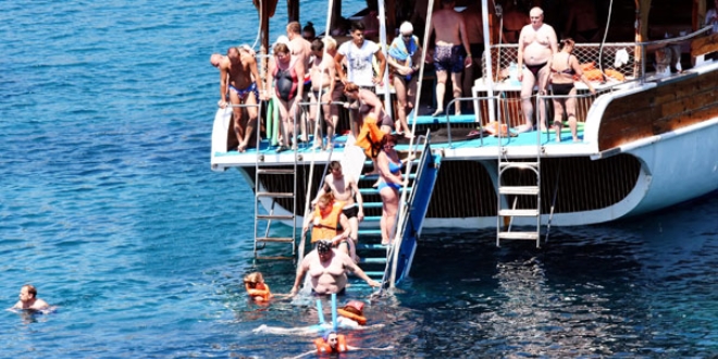 Bodrum koylarna turist akn