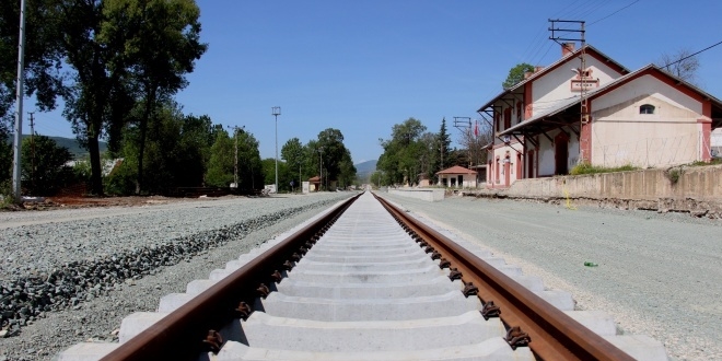 90 yllk demiryolu hatt yenileniyor