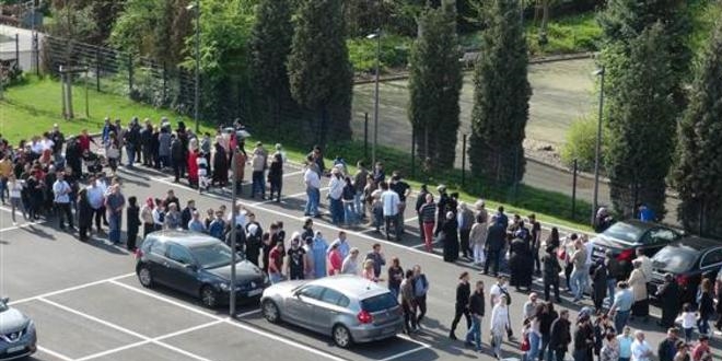 Almanya'daki seim sandklarnda uzun kuyruklar olutu