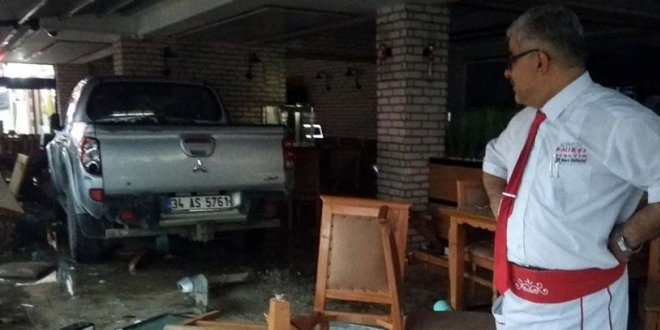 Sakarya'da kamyonet restorana dald: 8 yaral