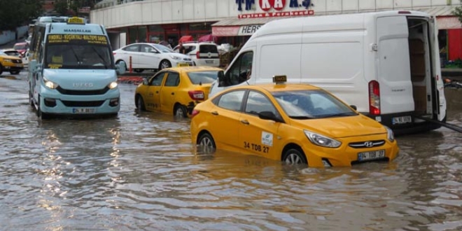 stanbul'da 15 dakika yaan yamur yollar gle evirdi