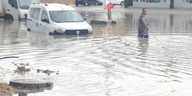 Bakenti ani saanak vurdu! Yollar 15 dakikada gl oldu