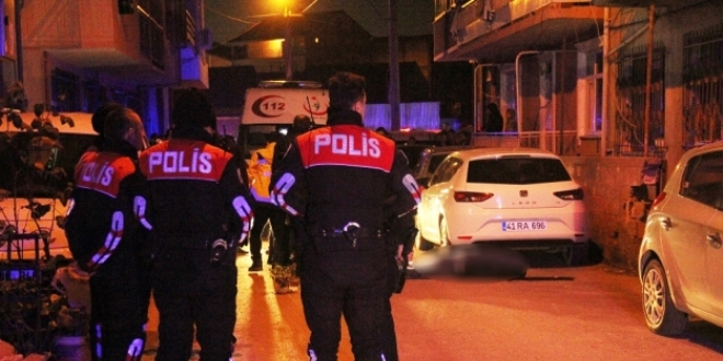Kocaeli'de kavgay ayrmak isteyen 3 polis yaraland