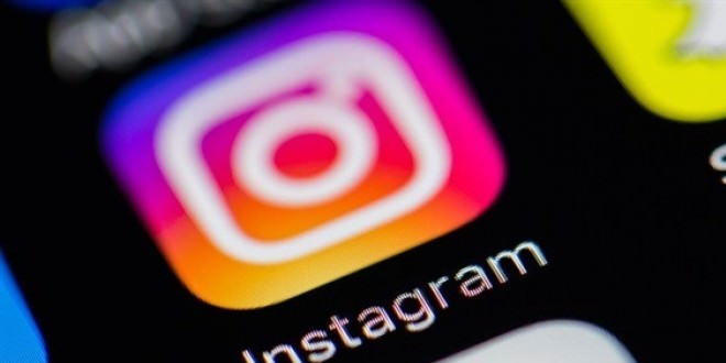 Her gn 300 milyon kii Instagram'da hikayelere bakyor
