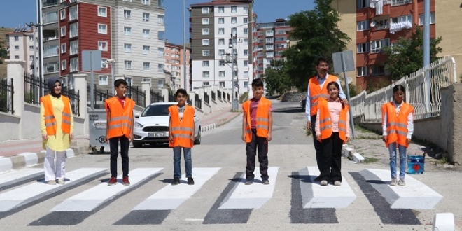 rencilerden okul nne '3 boyutlu' yaya geidi