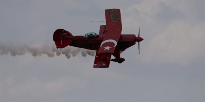 Akrobasinin Trk kadn pilotu hayalini gerekletiriyor