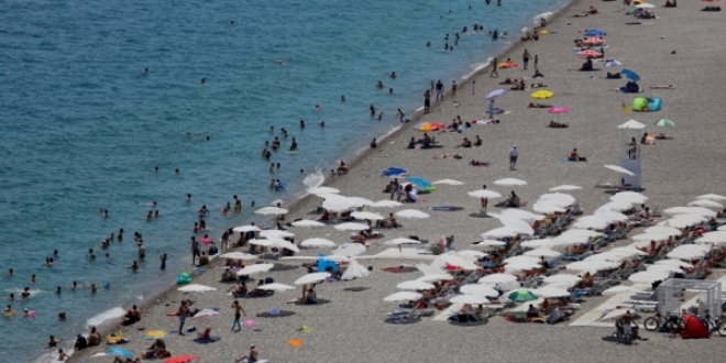 Antalya plajlarnda scak hava younluu