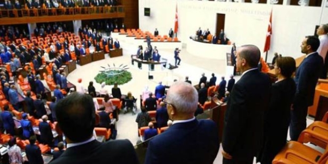 HDP'li vekiller stiklal Mar'ndan sonra salona geldi
