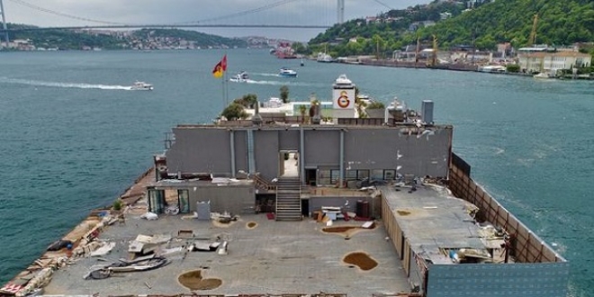 stanbul Boaz'ndaki Galatasaray Adas yklyor!