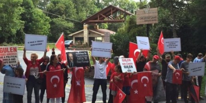 FET eleba 15 Temmuz'da malikanesinin nnde protesto edildi