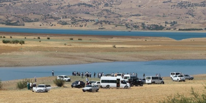 Diyarbakr'da baraj glnde boulan 4 kii topraa verildi