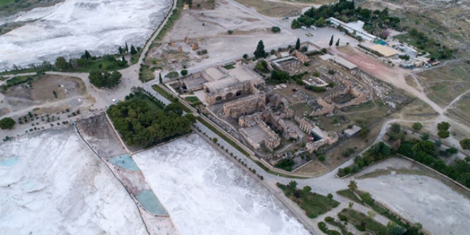 Pamukkale'deki 'cehennem kaps' ziyarete alyor