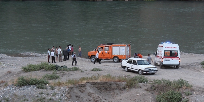 Serinlemek iin Botan ay'na giren ocuk bouldu