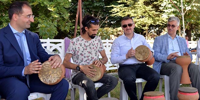 Protokol darbuka ald, kyller dinledi