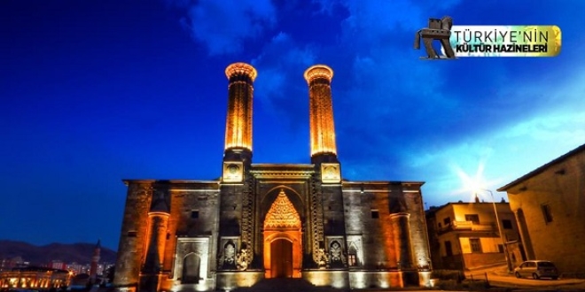 ifte Minareli Medrese'ye turist ilgisi