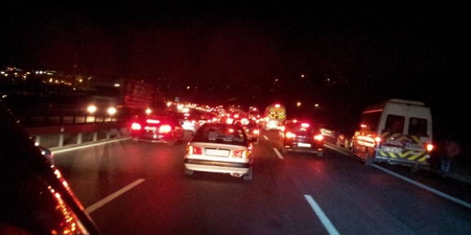 stanbul-Ankara istikametinde trafik kilitlendi