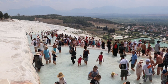 Pamukkale'yi 8 gnde 104 bin kii ziyaret etti