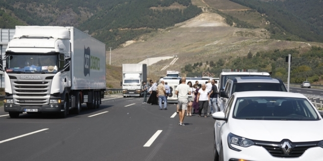 Otoyolda lastii patlayan minibs devrildi: 14 yaral