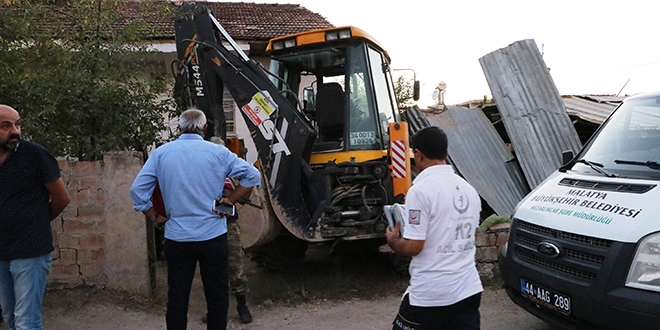 Kepe eve girdi, avludakileri ezdi: 1 l, 2 yaral