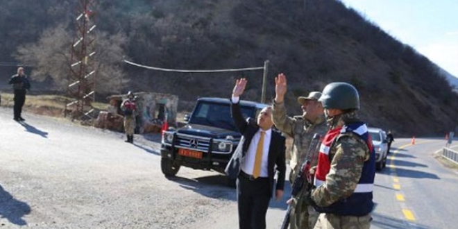 PKK'l terristler silah, mhimmat ve kyafetlerini brakp kayor