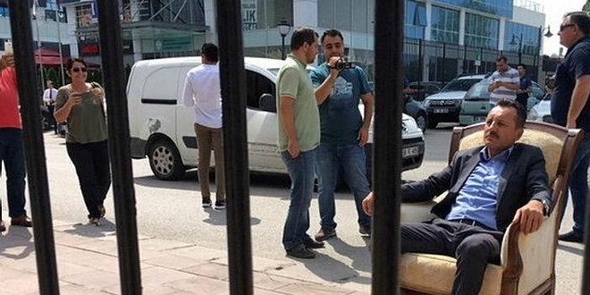 Koltuklu eylem yapan CHP'liye ihra yolu gzkt