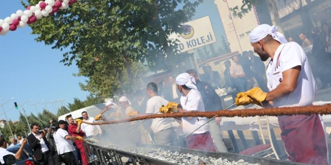 19 metre kebab 15 dakikada yediler