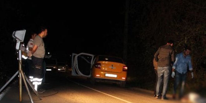 Sapanca'da bir taksici aracnn yannda l bulundu