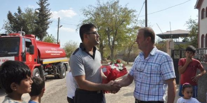 Muhtar yangn ihbar yapt, gelen ekibe iek verdi