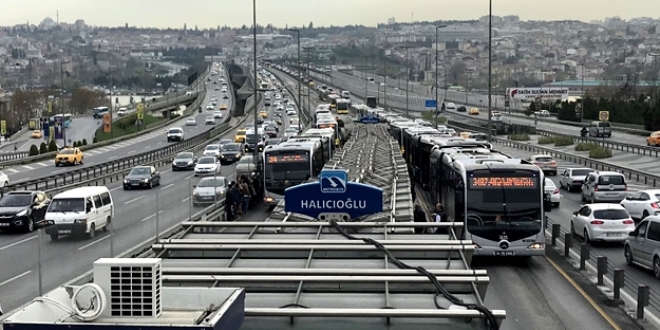 Metrobs arzas yapt, uzun kuyruklar olutu