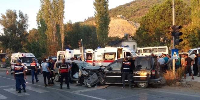 Mersin'de trafik kazas: 2 l, 1 yaral