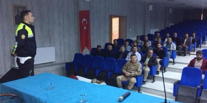 Hakkari polisinden retmenlere trafik eitimi