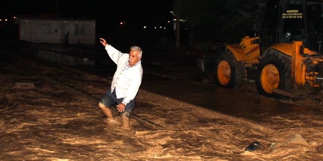 Sel sular Adyaman'da asfaltlar yerinden skt
