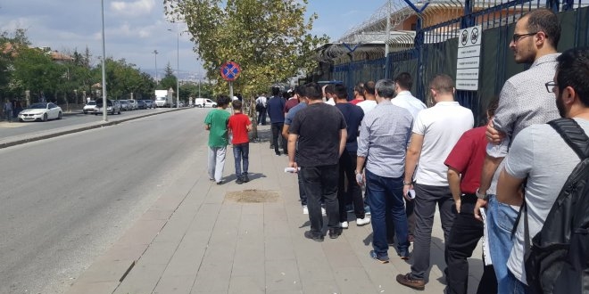 Ankara'da bedelli kuyruu 1 km'yi buldu