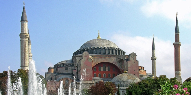 Ayasofya'da plak poz veren manken snr d edilsin