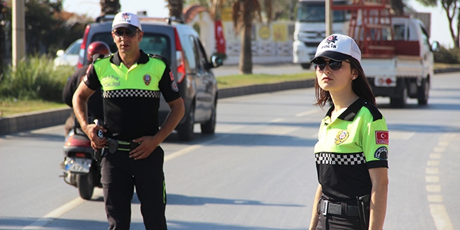 Trafik uygulamasn gren emniyet kemerine sarld