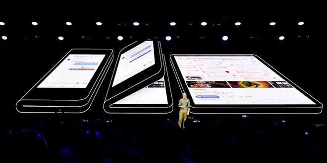 Samsung katlanabilen yeni telefonunu tantt