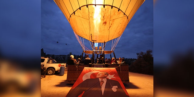 Kapadokya'da balonlar Atatrk posterleriyle havaland