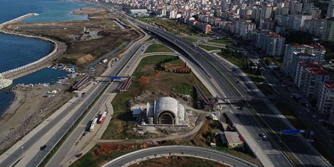 Trabzon'da iki yol ortasna yaplan camiye ulam tartma konusu oldu