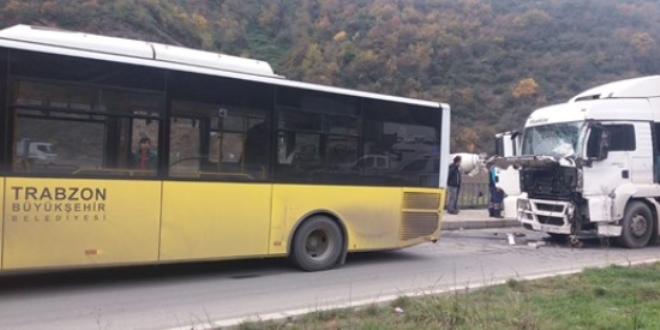 Trabzon'da TIR belediye otobsne arpt: 9 yaral