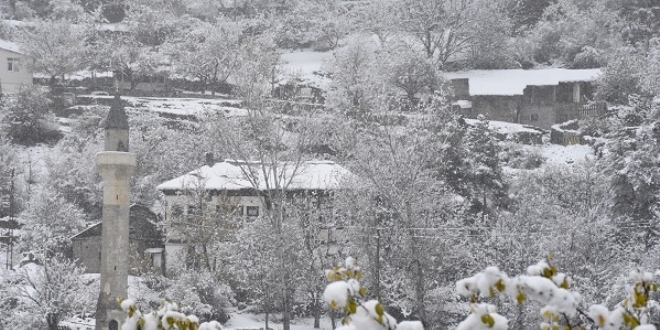 Gmhane'de kar ya aralklarla etkili oluyor