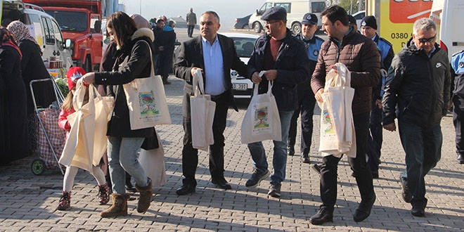 Dzce Belediye Bakan vatandalara bez torba datt